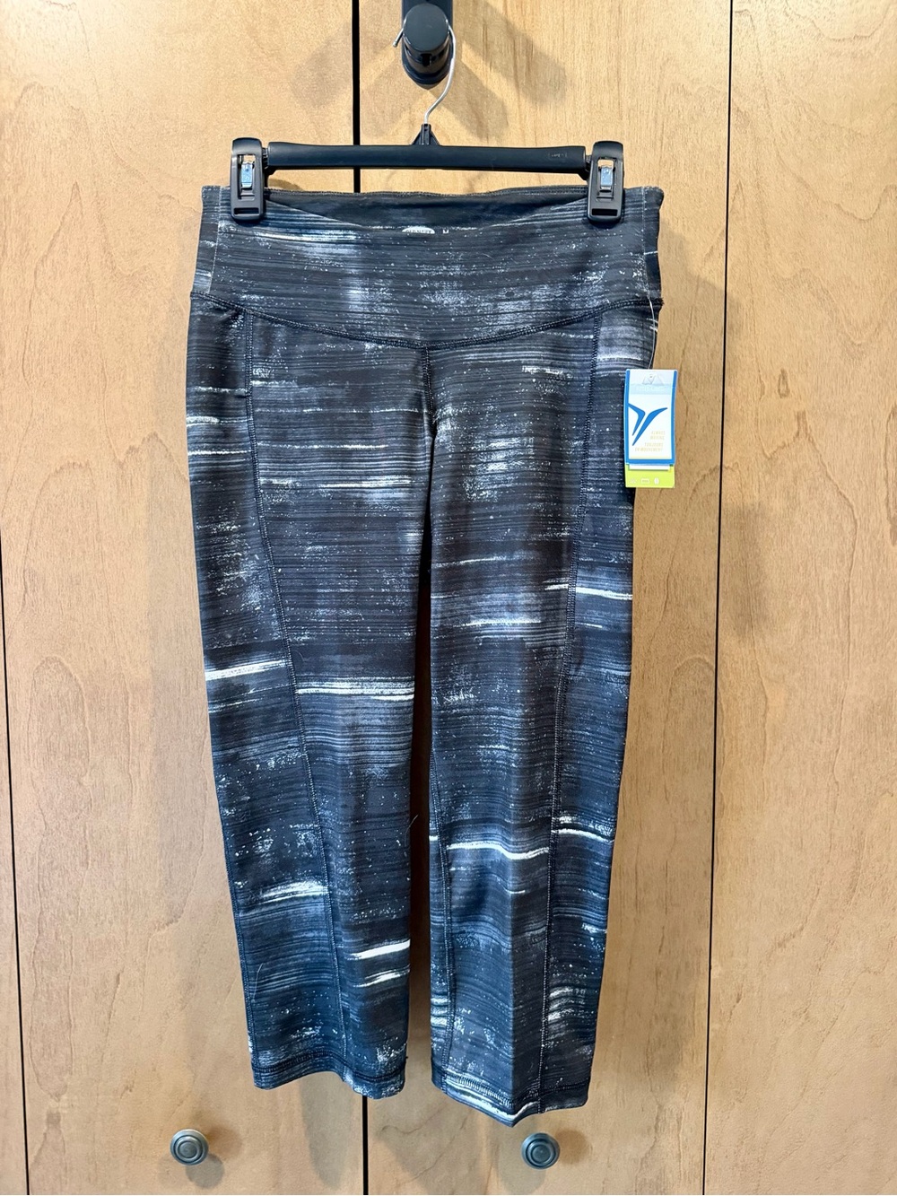 Old Navy NWT Athletic Black & White Striated Cropped Leggings NEW WITH TAGS